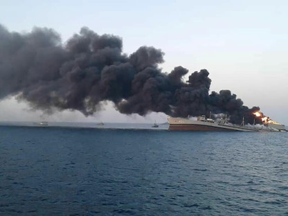الدخان يتصاعد من أكبر سفينة للبحرية الإيرانية في ميناء جاسك في الخليج، إيران، 2 يونيو 2021. - REUTERS