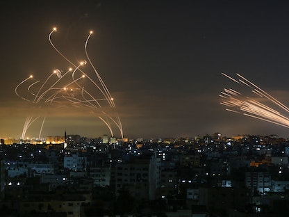 صواريخ أطلقتها منظومة "القبة الحديدية" الإسرائيلية تتصدى لصواريخ أطلقتها الفصائل الفلسطينية من غزة - 14 مايو 2021 - AFP