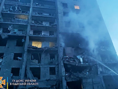 صور وزعتها هيئة خدمات الطوارئ الأوكرانية للمباني المدمرة في أوديسا جراء ضربة صاروخية روسية – 1 يوليو 2022 - AFP