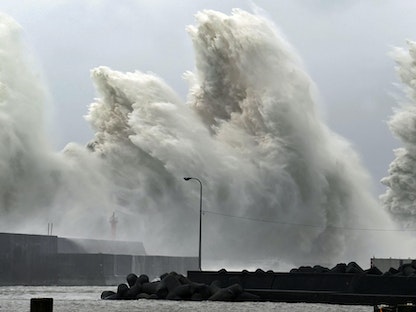  الأمواج العالية الناتجة عن إعصار "نانمادول" تضرب ميناء صيد في آكي غربي اليابان. 19 سبتمبر 2022  - via REUTERS