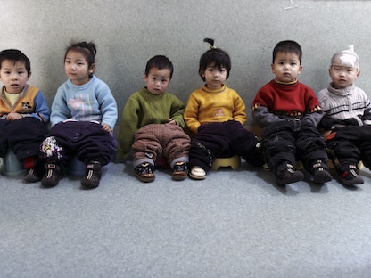 أطفال صينيون يتدربون على استخدام المرحاض في دار رعاية بمقاطعة لياونينج شمال شرق البلاد. 27 يناير 2007 - REUTERS