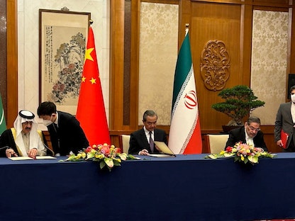 ممثلو السعودية وإيران والصين خلال توقيع الاتفاق. 10 مارس 2023 - REUTERS