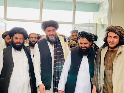 القيادي في حركة طالبان حجي شير نورزاي (وسط) يصل إلى طالبان وإلى جواره القائم بأعمال وزير الخارجية في حكومة طالبان أمير خان متقي (يمين)، كابول، 19 سبتمبر 2022. - twitter/tolonews