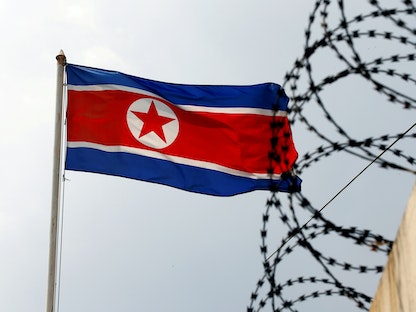 علم كوريا الشمالية في السفارة بكوالالمبور - ماليزيا في 9 مارس 2017 - REUTERS