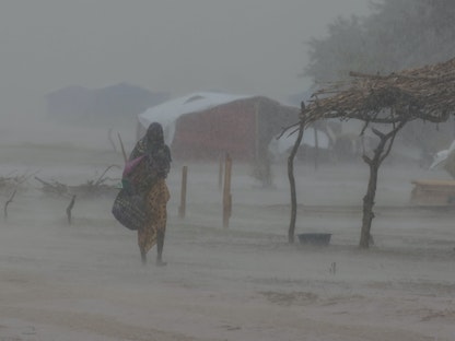 لاجئة سودانية في مخيم أورانج بتشاد، خلال عاصفة مطرية- 30 يوليو 2023 - REUTERS