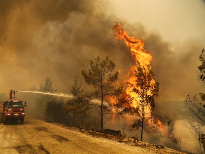 سيارة إطفاء تحاول إخماد حريق في غابات مانفغات بمحافظة أنطاليا جنوبي تركيا، 30 يوليو 2021 - REUTERS