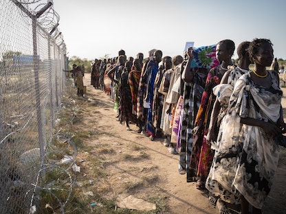 سيدات ينتظرن في طابور لتوزيع الغذاء من قبل برنامج الغذاء العالمي في جوموروك جنوب السودان، 10 يونيو 2021. - AFP