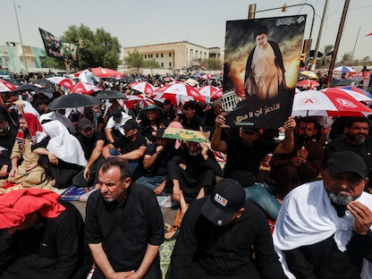 آلاف من أنصار التيار الصدري يشاركون في صلاة الجمعة التي أقيمت في ساحة محاذية للبرلمان العراقي- 26 أغسطس 2022. - RUTERS