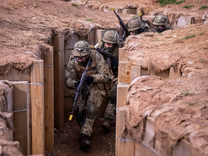 جنود أوكرانيون خلال تدريبات في منطقة شرق بريطانيا. 14 مارس 2024 - Reuters