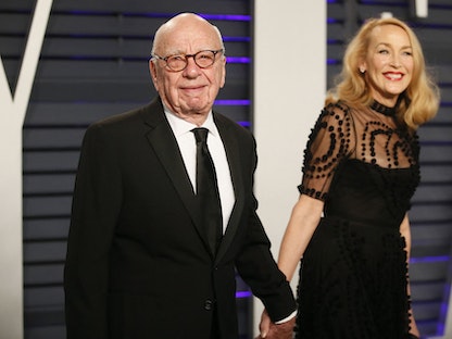 روبرت مردوخ وزوجته الرابعة جيري هول خلال حفل جوائز أوسكار في نيويورك الولايات المتحدة - 24 فبراير 2019 - REUTERS