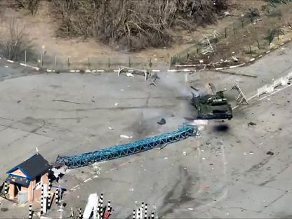 صورة مأخوذة من مقطع فيديو وزعته وزارة الدفاع الروسية يظهر حسب ما قالت مركبة عسكرية أوكرانية في الحدود بين روسيا وأوكرانيا بمنطقة بيلجورود - AFP