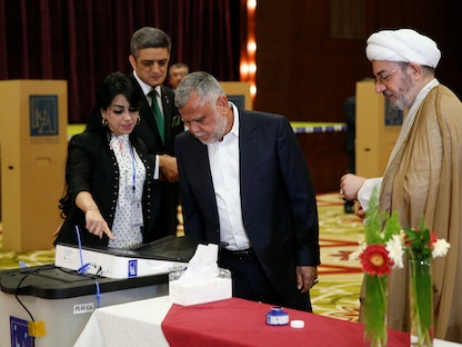  زعيم "تحالف الفتح" في العراق هادي العامري يدلي بصوته خلال انتخابات 2018 البرلمانية في العراق. - REUTERS