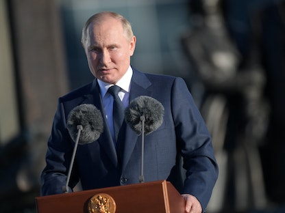 الرئيس الروسي فلاديمير بوتين يُلقي كلمة أمام نصب تذكاري بالعاصمة موسكو - 30 يونيو 2022 - via REUTERS