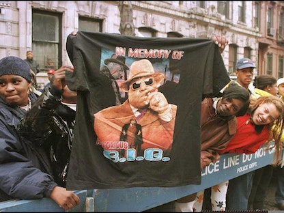 رجل يعرض قميصاً تكريماً لمغني الراب "نوتوريوس بي آي جي". 17 أغسطس 1996 - AFP