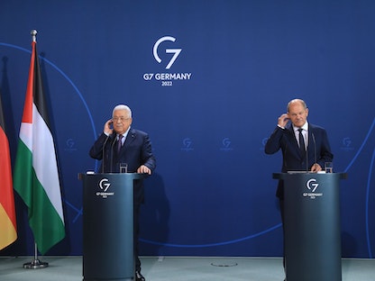 المستشار الألماني أولاف شولتز خلال مؤتمر صحافي مشترك مع الرئيس الفلسطيني محمود عباس في برلين. 16 أغسطس 2022 - Bloomberg