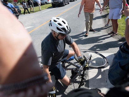 الرئيس الأميركي جو بايدن خلال سقوطه من على دراجته الهوائية قرب منزله في "ريهوبوث بيتش" بولاية ديلاوير- 18 يونيو 2022 - AFP