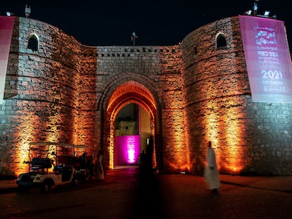 مشهد لمدخل جدة القديمة في مهرجان البحر الأحمر السينمائي، في اليوم الثالث من الدورة الأولى للمهرجان في جدة، السعودية- 8 ديسمبر 2021 . - AFP