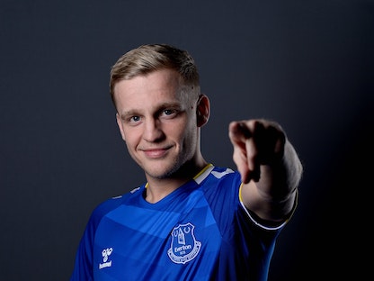 دوني فان دي بيك يرتدي قميص إيفرتون - TWITTER/@Everton