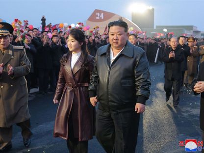 كيم جونج أون زعيم كوريا الشمالية وابنته خلال افتتاح أحد المشروعات في بيونج يانج. 15 مارس 2024 - AFP