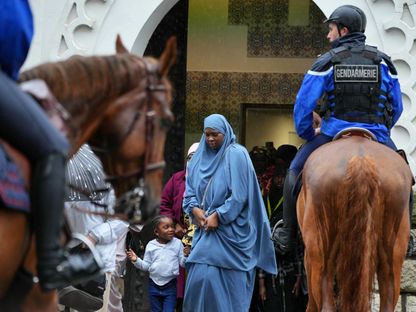 أفراد من الدرك الفرنسي يراقبون المصلين وهم يغادرون المسجد الكبير في باريس بعد صلاة عيد الأضحى. 16 يونيو 2024 - AFP