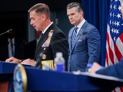 بحضور هيجسيث وكين.. قائد CENTCOM يطلع ترمب على خيارات ضرب إيران
