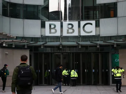BBC تتعهد بالطعن على دعوى ترمب أمام القضاء