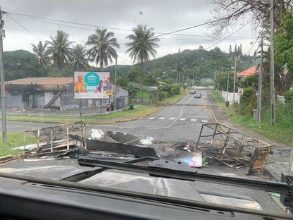 طريق مقطوع أثناء احتجاجات في كاليدونيا الجديدة. 15 مايو 2024 - REUTERS