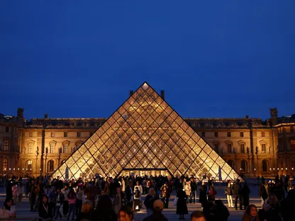 أشخاص يسيرون بالقرب من الهرم الزجاجي لمتحف اللوفر في العاصمة الفرنسية باريس. 30 أكتوبر 2025 - Reuters