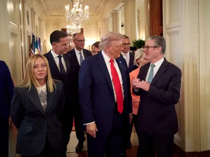 الرئيس الأميركي دونالد ترمب يتوسط عدداً من القادة الأوربيين في واشنطن. 18 أغسطس 2025 - REUTERS