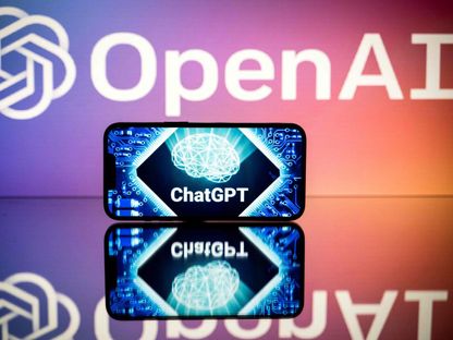 شاشات في تولوز جنوب غرب فرنسا تعرض شعار شركة OpenAI وتطبيقها الذكي ChatGPT. يناير 2023 - AFP