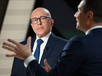 إريك سيوتي ينظر إلى  جوردان بارديلا خلال مناظرة على قناة FRANCE 2 الوطنية.  2 فبراير 2023 - F2
