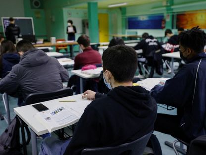 إيطاليا تعتزم حظر الهواتف في المدارس لإحياء "الورقة والقلم"