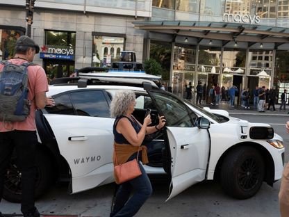 أشخاص يستقلون سيارة أجرة ذاتية القيادة من Waymo في يونيون سكوير، سان فرانسيسكو، الولايات المتحدة. 28 سبتمبر 2024 - Reuters