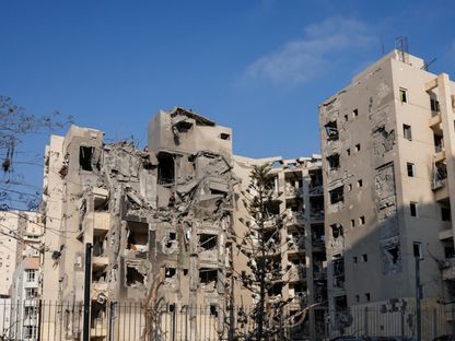 مبنى في مدينة بئر السبع جنوب إسرائيل تعرض لإصابة مباشرة من صاروخ إيراني. 24 يونيو 2025 - REUTERS