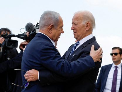 رئيس الوزراء الإسرائيلي بنيامين نتنياهو يرحب بالرئيس الأميركي جو بايدن لدى وصوله تل أبيب في إسرائيل. 18 أكتوبر 2023 - Reuters