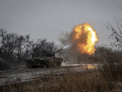 جنود أوكرانيون يطلقون النار على أهداف روسية مع استمرار التقدم الروسي في اتجاه مدينة أفدييفكا القريبة من دونيتسك، شرق أوكرانيا 1 ديسمبر 2023 - AFP