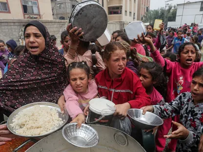 قطاع غزة بعد استئناف الحرب.. قصف وتهجير وأزمة جوع "غير مسبوقة"