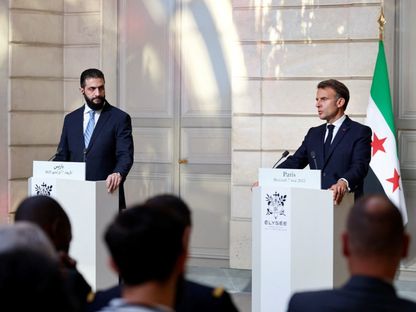 الرئيس الفرنسي إيمانويل ماكرون خلال مؤتمر صحافي مشترك مع الرئيس السوري أحمد الشرع في قصر الإليزيه. باريس. 07 مايو 2025 - Reuters