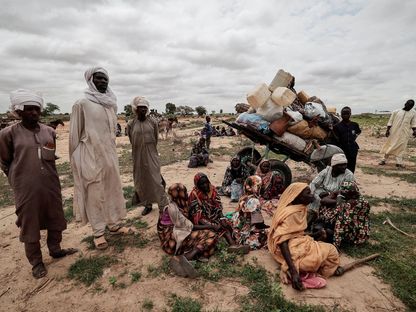 نساء سودانيات عند الحدود مع تشاد بعد فرارهن من الصراع في دارفور جنوبي السودان. 26 يوليو 2023 - REUTERS