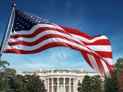 العلم الأميركي يرفرف فوق البيت الأبيض في واشنطن - Getty Images