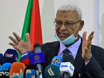 المدعي العام السوداني يتحدث في مؤتمر صحافي بالخرطوم عن تفاصيل اكتشاف المقبرة الجماعية - AFP