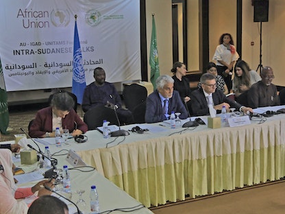 فولكر بيرتيس الممثل الخاص للأمم المتحدة في السودان (الثاني من اليمين) خلال اجتماع مع ممثلي "الآلية الثلاثية" بالعاصمة السودانية الخرطوم- 8 يونيو 2022 - AFP