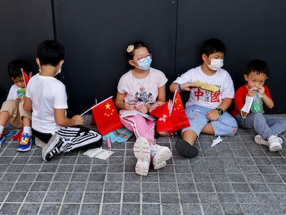 أطفال أثناء حضورهم احتفالاً وطنياً في هونج كونج، الصين - 1 أكتوبر 2021 - REUTERS
