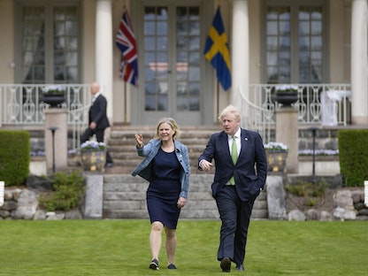 رئيسة الوزراء السويدية ماجدالينا أندرسون، ونظيرها البريطاني بوريس جونسون في مدينة هاربسوند السويدية - 11 مايو 2022. - AFP
