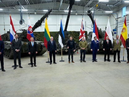 وزراء دفاع بريطانيا ودول البلطيق، وممثلون عن دول أعضاء في "الناتو"، في قاعدة تابا بإستونيا. 19 يناير 2023 - REUTERS