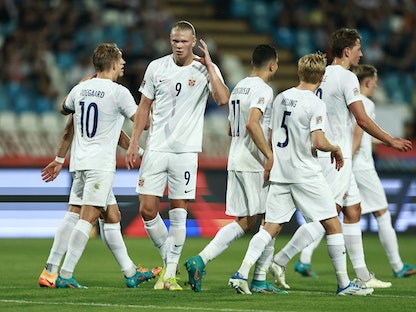 لاعبو النرويج يحتفلون بعد تسجيل هالاند هدفا في مرمى صربيا في دوري الأمم الأوروبية - 2 يونيو 2022 - REUTERS