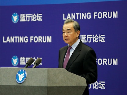 وزير الخارجية الصيني وانغ يي خلال كلمته في منتدى لانتينغ في بكين، 22 فبراير 2021 - REUTERS