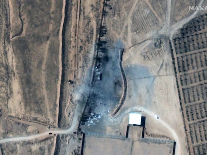 صورة عبر الأقمار الصناعية نُشرت في 26 فبراير 2021 تظهر آثار الغارات الجوية الأميركية الأخيرة عند معبر غير رسمي على الحدود السورية العراقية - AFP