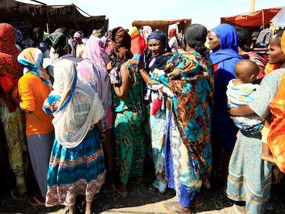 لاجئون إثيوبيون يعبرون الحدود إلى السودان أثناء فرارهم من القتال القائم في تيغراي - REUTERS