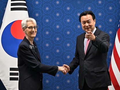 النائب الأول لوزير خارجية كوريا الجنوبية تشو هيون دونج ونائبة وزيرة الخارجية الأميركي ويندي شيرمان يلتقيان في سول – 7 يونيو 2022 - REUTERS